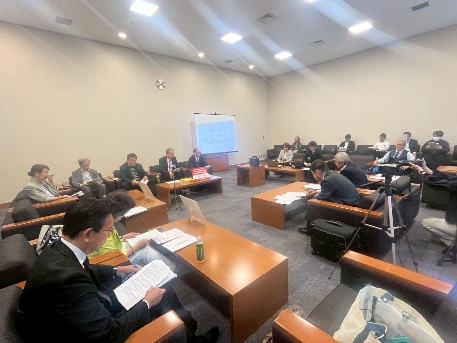 「生活と平和を守るための現実的外交提言」記者会見の会場全景（2026年6月8日・衆議院第一議員会館 第1面談室）