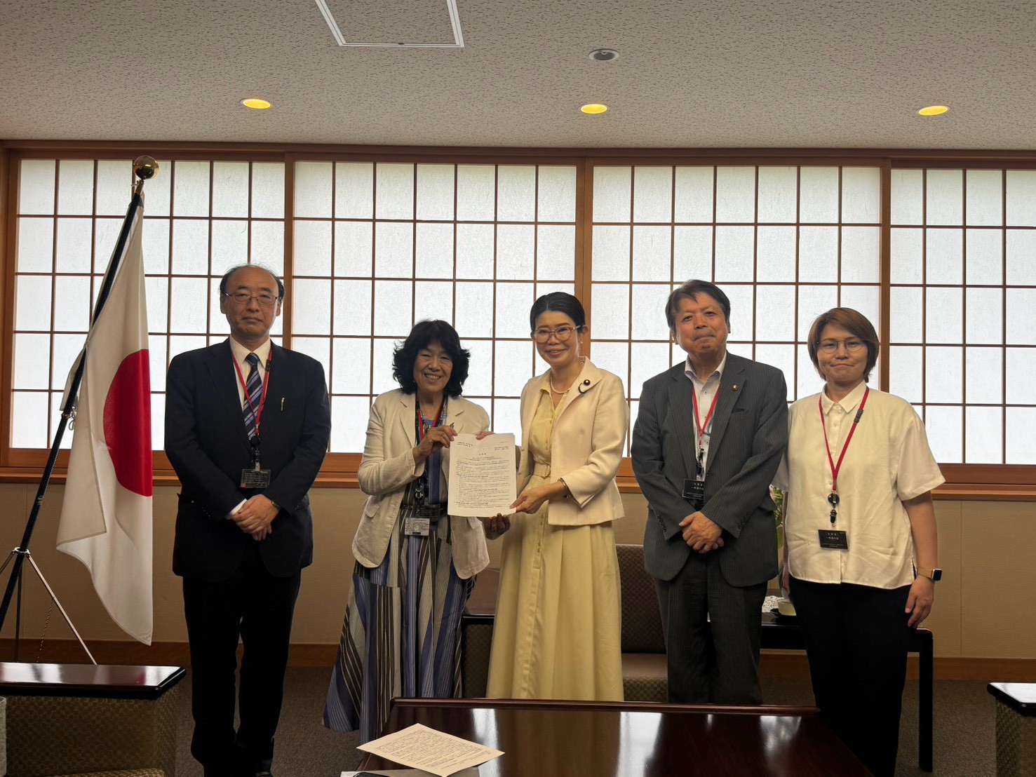外務省政務官への署名手交の様子